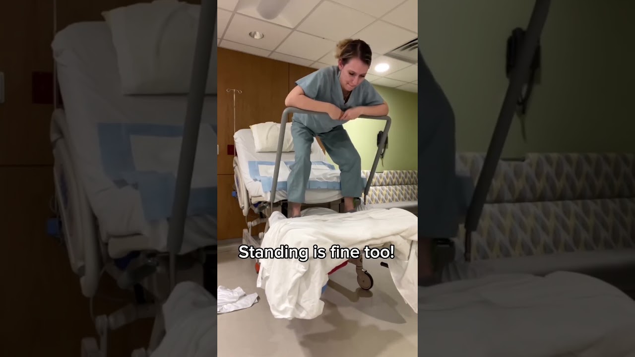 Используйте штангу для приседаний во время родов! 🤰👶 #шорты #беременность #роды #роды