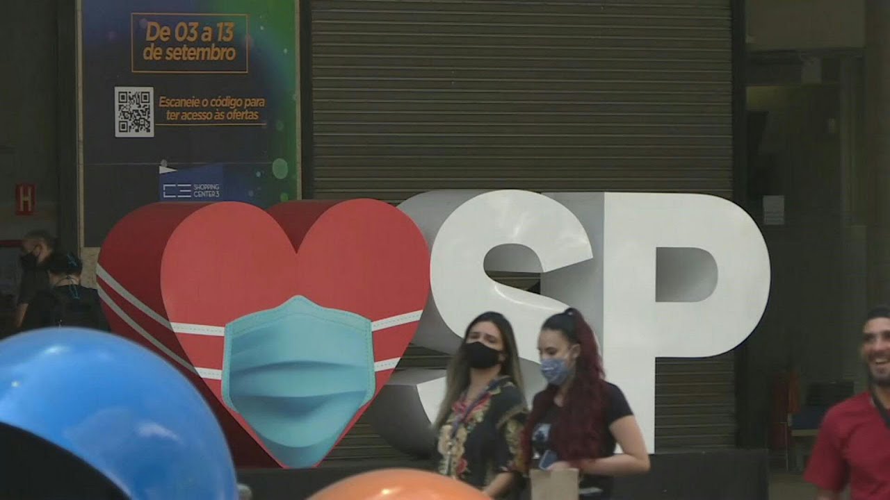 Brazilians go about their daily life as country exceeds 4 million cases | AFP
