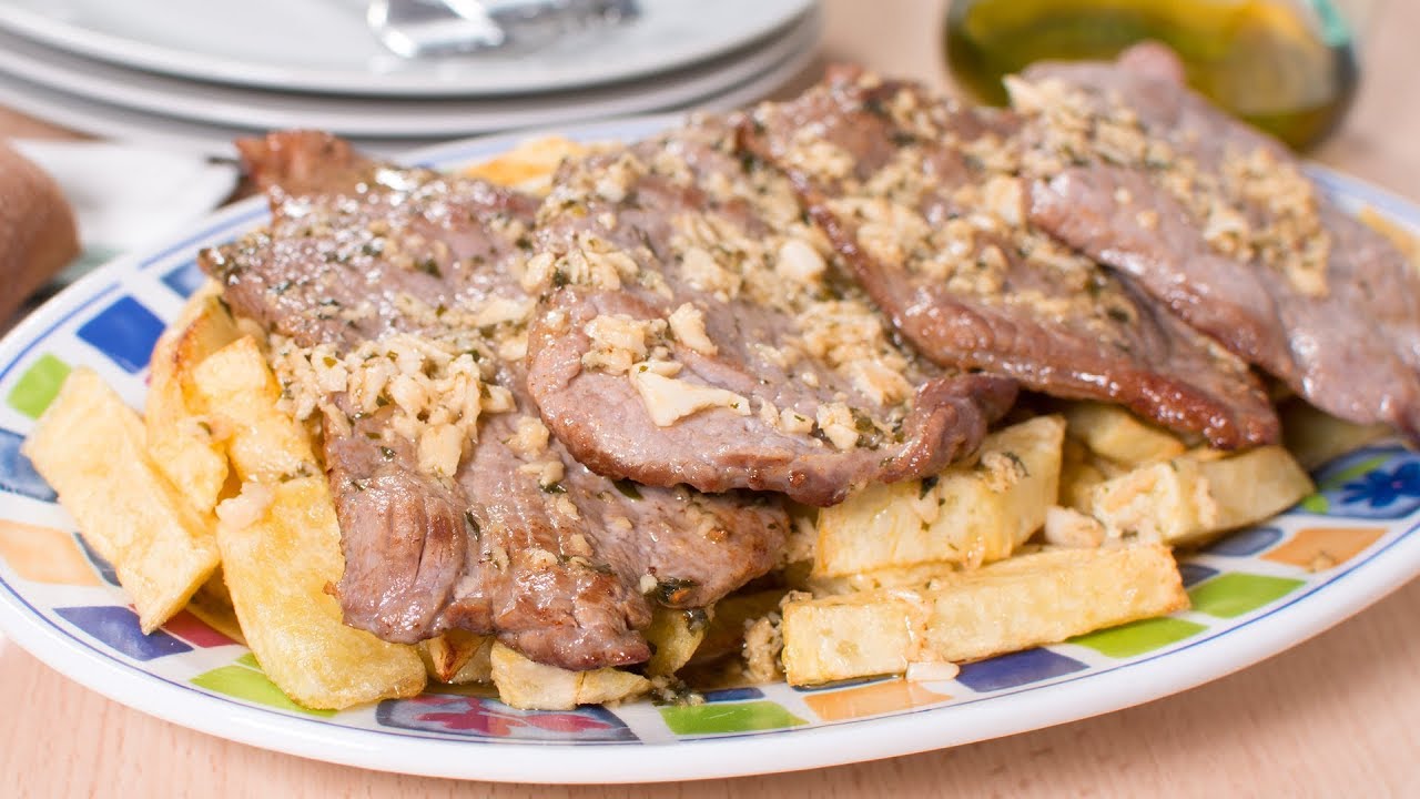 Filetes de Ternera con Patatas y Salsa de Ajo | Recetas F&aacute;ciles y R&aacute;pidas con Pocos Ingredientes