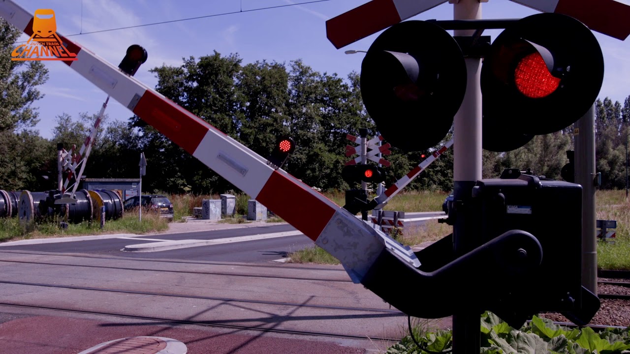 DUTCH RAILROAD CROSSING - Delft - Zuiderweg