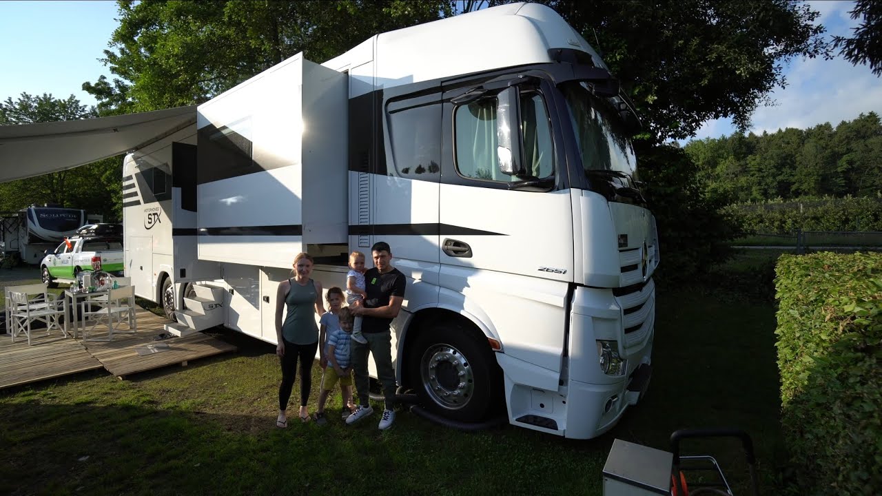 Grösste Wohnmobile der Welt: 12m x 4,5m x 4m MB Actros mit 3 Slideouts auf dem norm. Campingplatz.