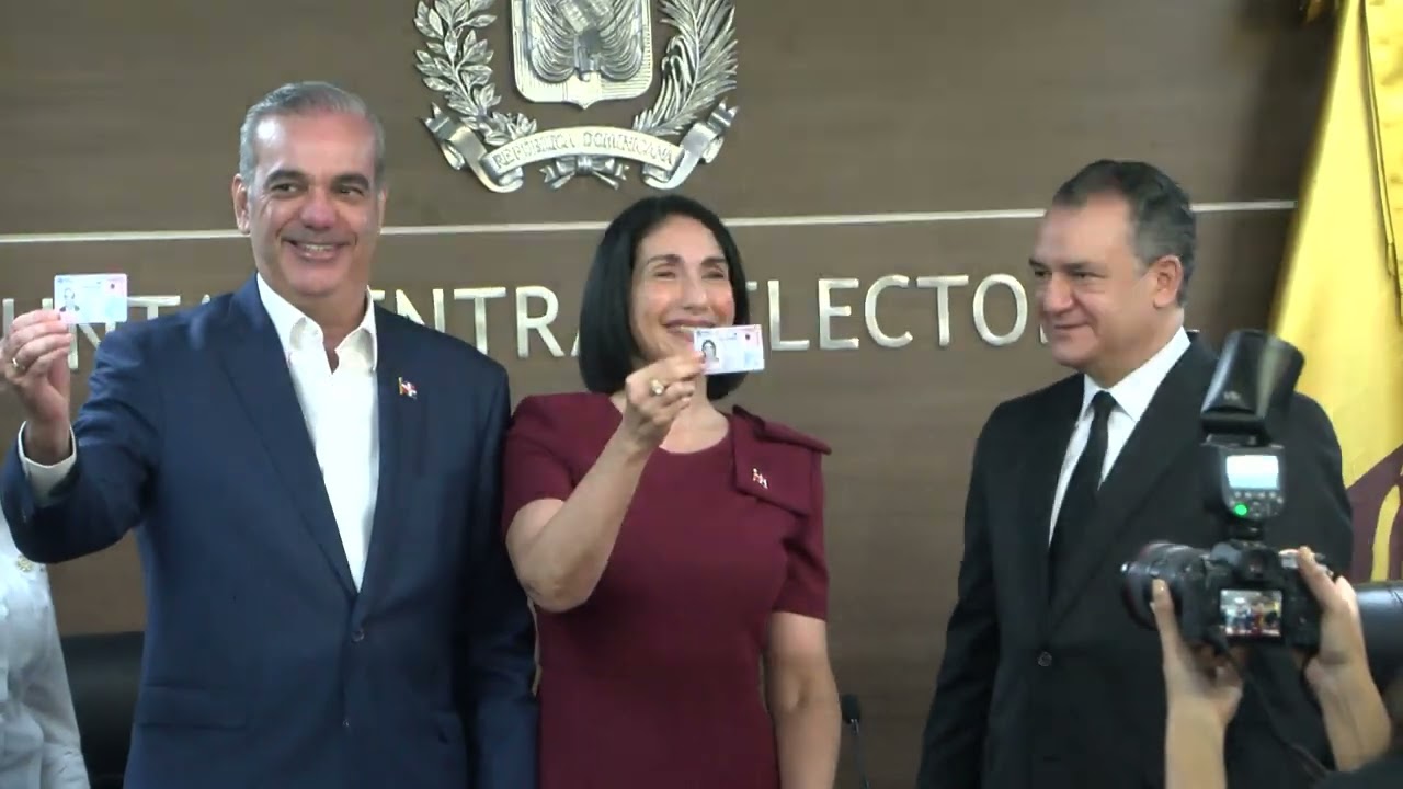Abinader recibe primera cédula biométrica emitida por la JCE
