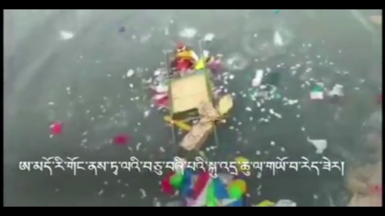 Tibetans in Rigong (Amdo, Tibet) throw 14th Dalai Lama statue into a river