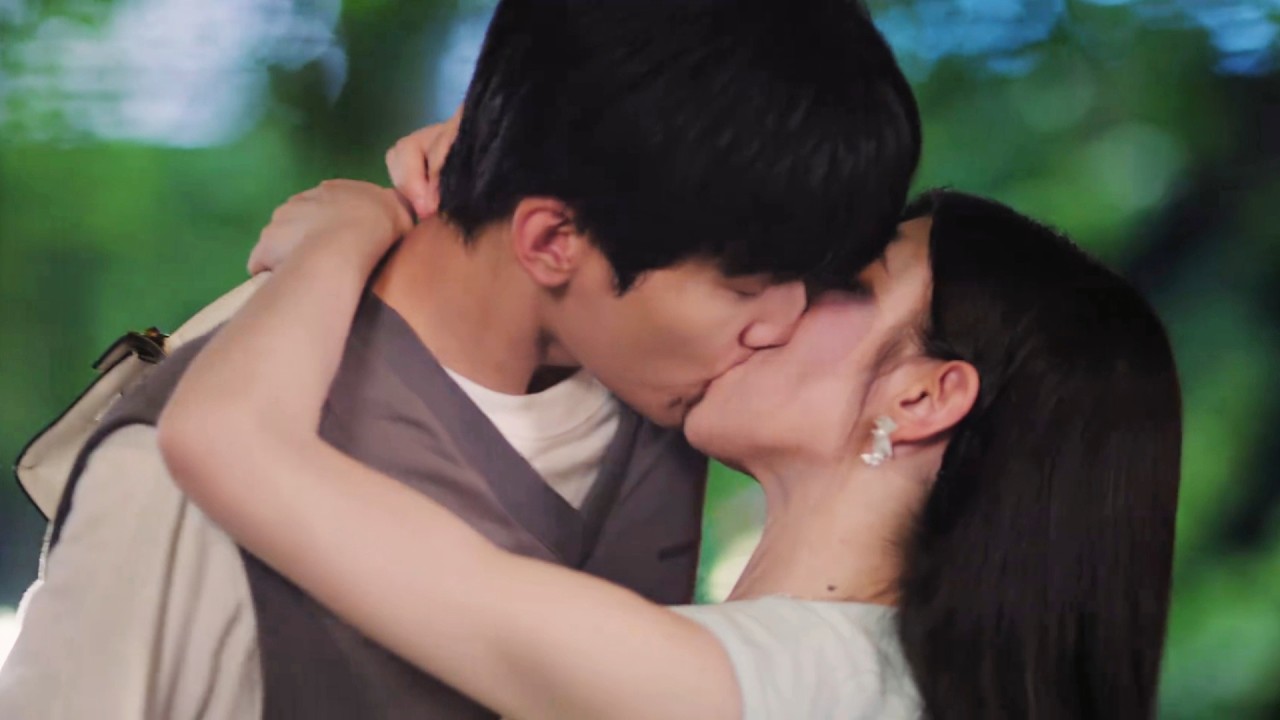 【狙击蝴蝶】😍人前乖巧的小奶狗，被霸道姊姊突然強吻。起初愣住，隨後卻閉上眼睛，雙手主動摟住她的腰，生澀而熱烈地回應。🦋