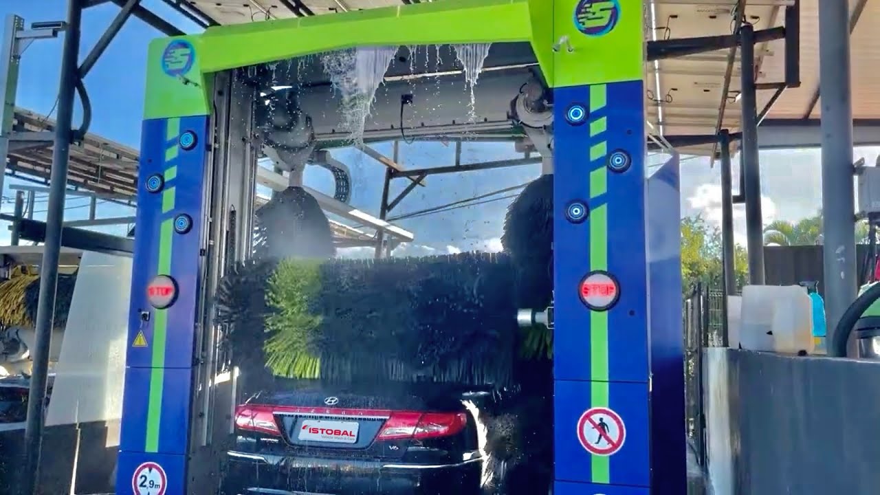 Extended Height Istobal M’Start Car Wash with Infinite Mousse Arch [Outside View]