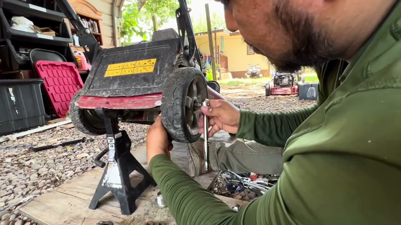 Como cambiar el engrane de la toro comercial