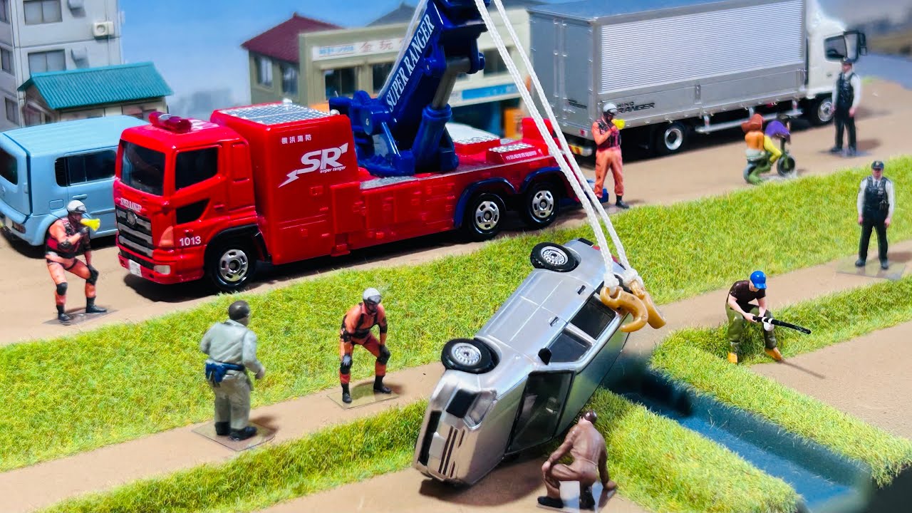 【衝撃】迷惑駐車が原因で車が堤防から転落→クレーン救出の瞬間！　トミカコマ撮りジオラマの小さな世界