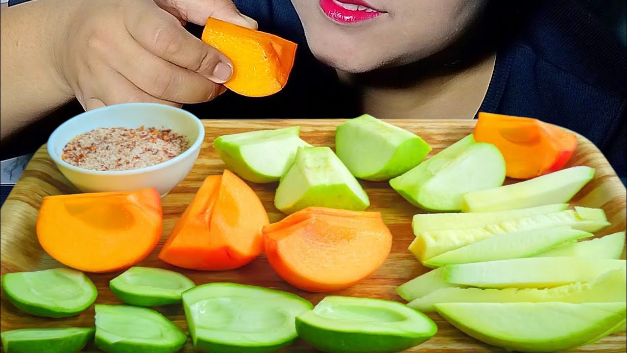 EATING FRESH FRUITS / Natural mango, Green apple, Persimmon with chili sauce