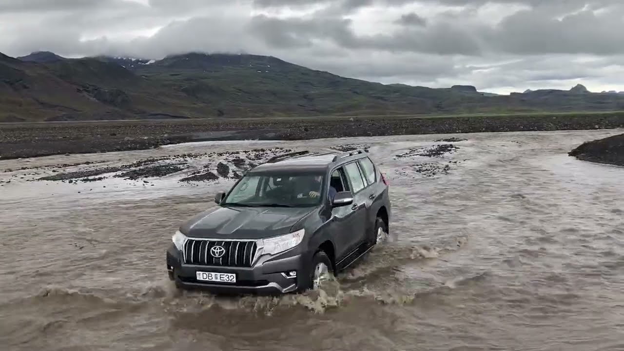 F249 Iceland (Thorsmork minor river crossing) - Toyota Land Cruiser