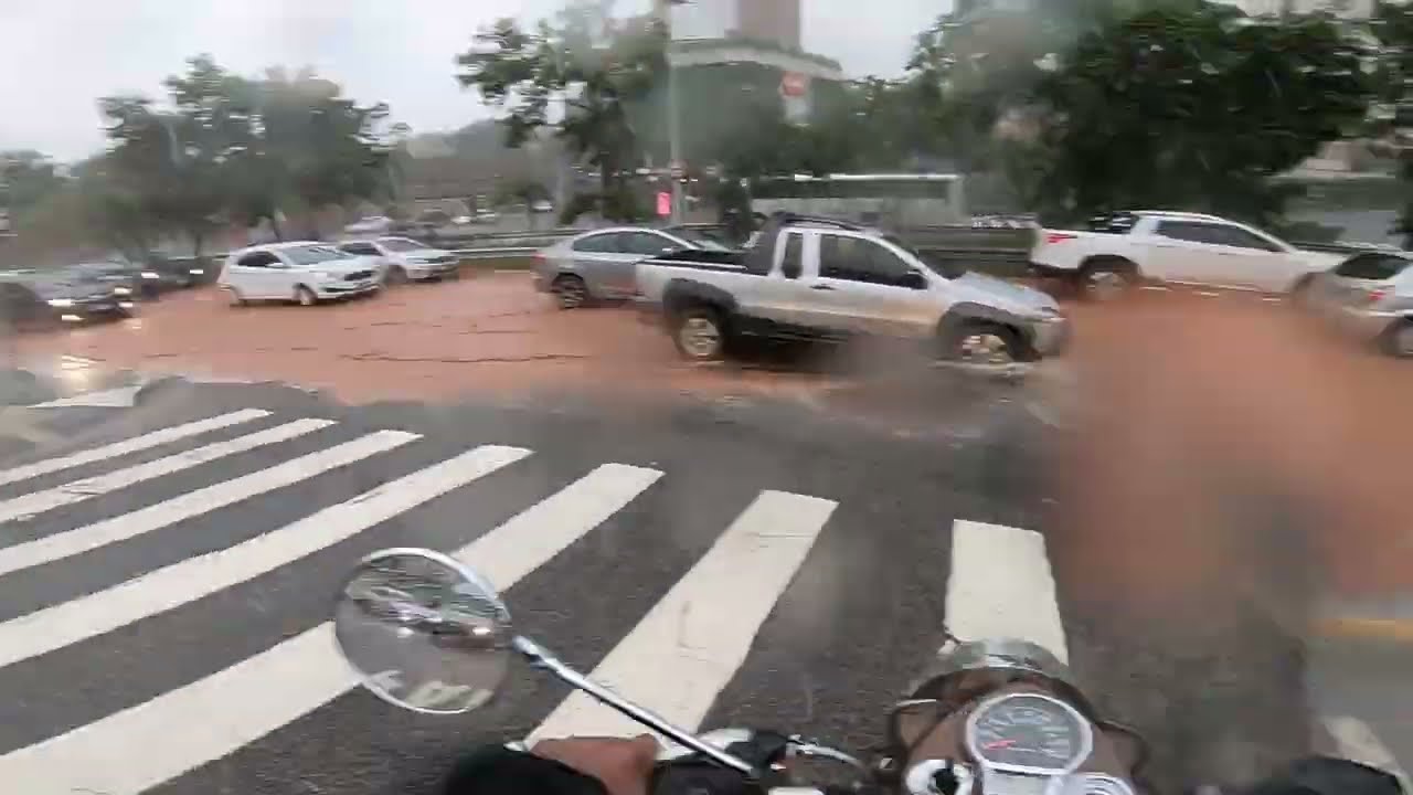 Jundiai com chuva, ruas alagadas, sem corte. Classic 350