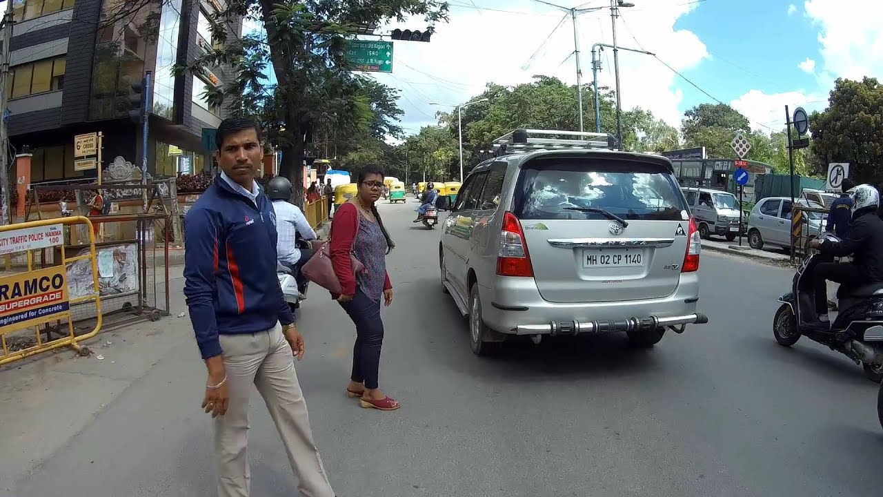 Shouting at a Bengaluru Traffic Police Cop !!