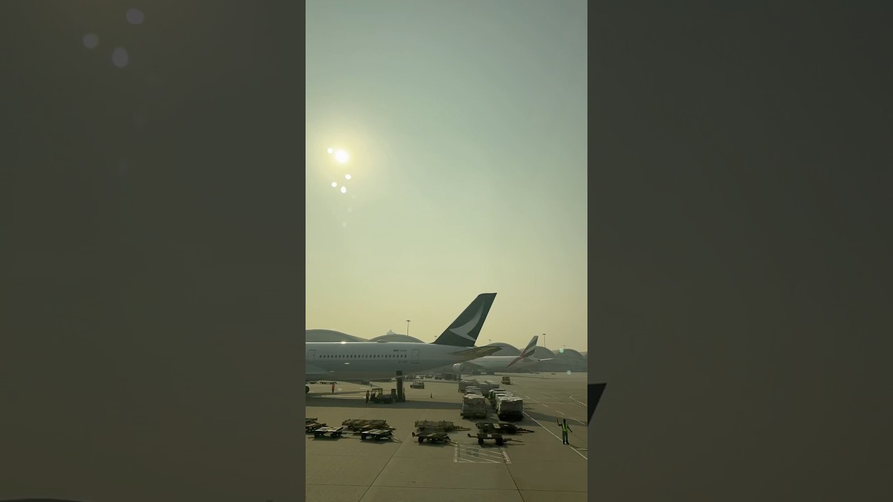 EVA Air 長榮航空 BR870 departing from HKG🇭🇰 for🇹🇼TPE on Boeing 787-9  (B-17889)