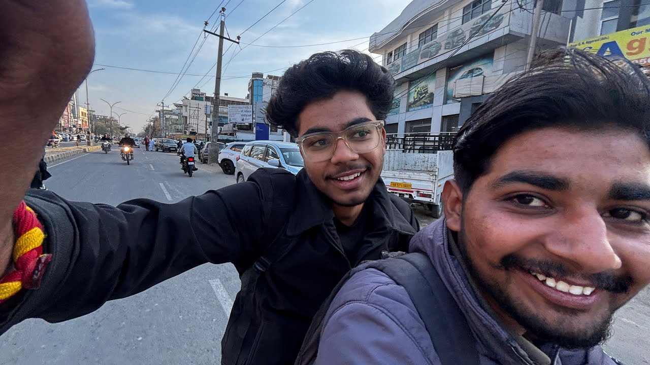 Umesh bhaii koo uskii ladoo dikh gi raste m 😂😂#funny #famous #vlog #sirsa 