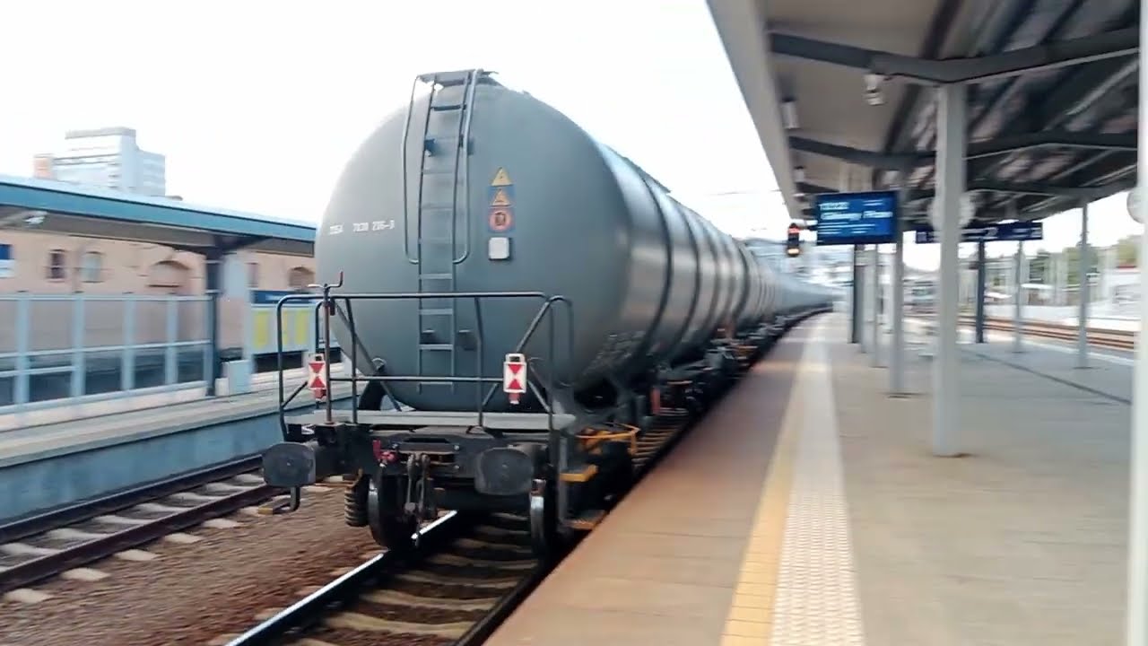 E6ACTab-056 z cysternami przejeżdża przez stację Rzeszów Gł. 18.10.2025
