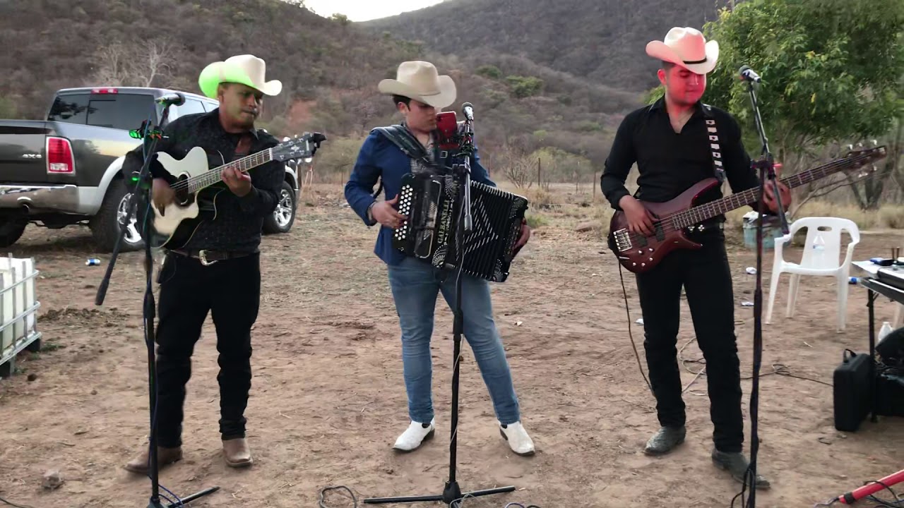 Ojitos Negros Encantadores - Charly López Y Su Grupo (En Vivo Desde Curea, Sonora)