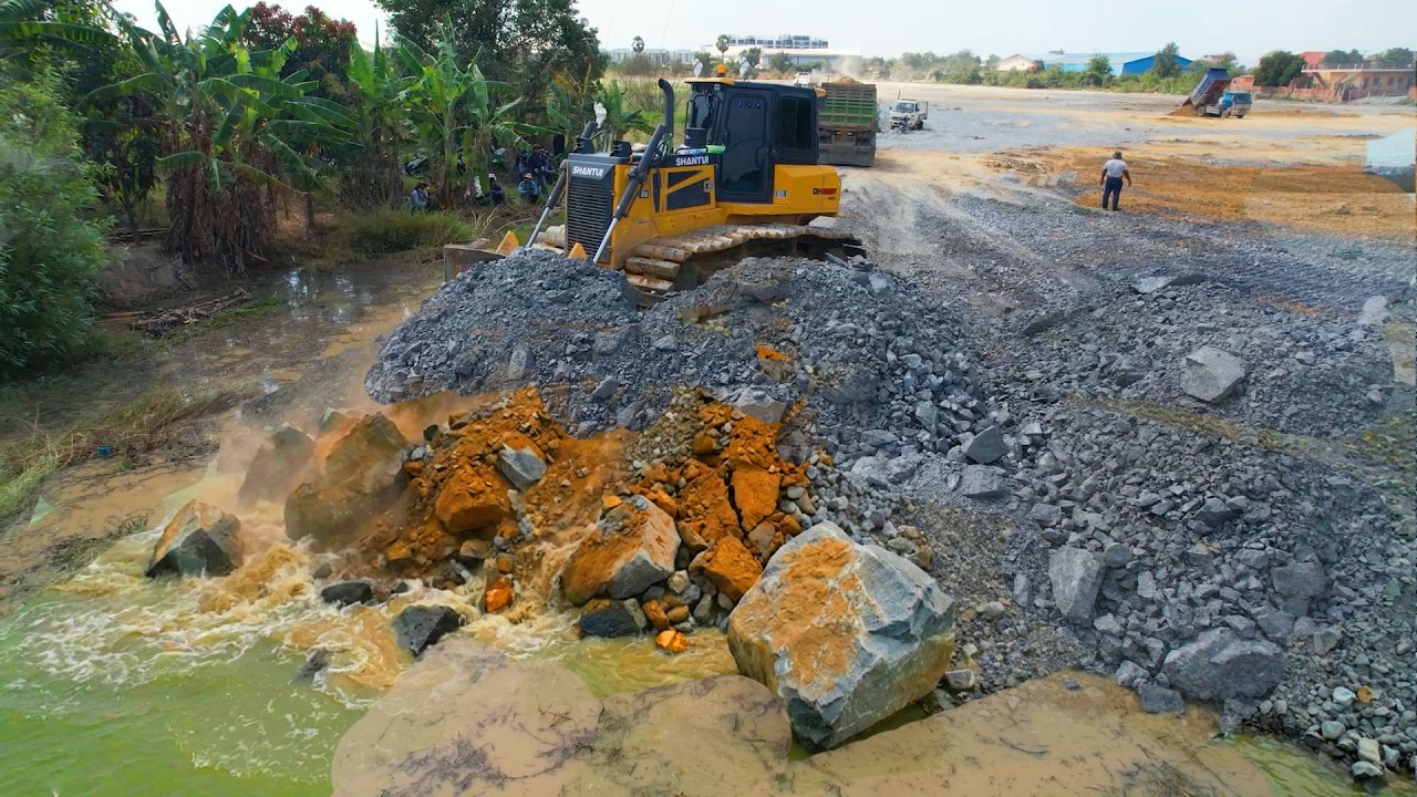 Activities project Use SHANTUI Dozer & Many Dump 25Ton  Truck Unloading Stone