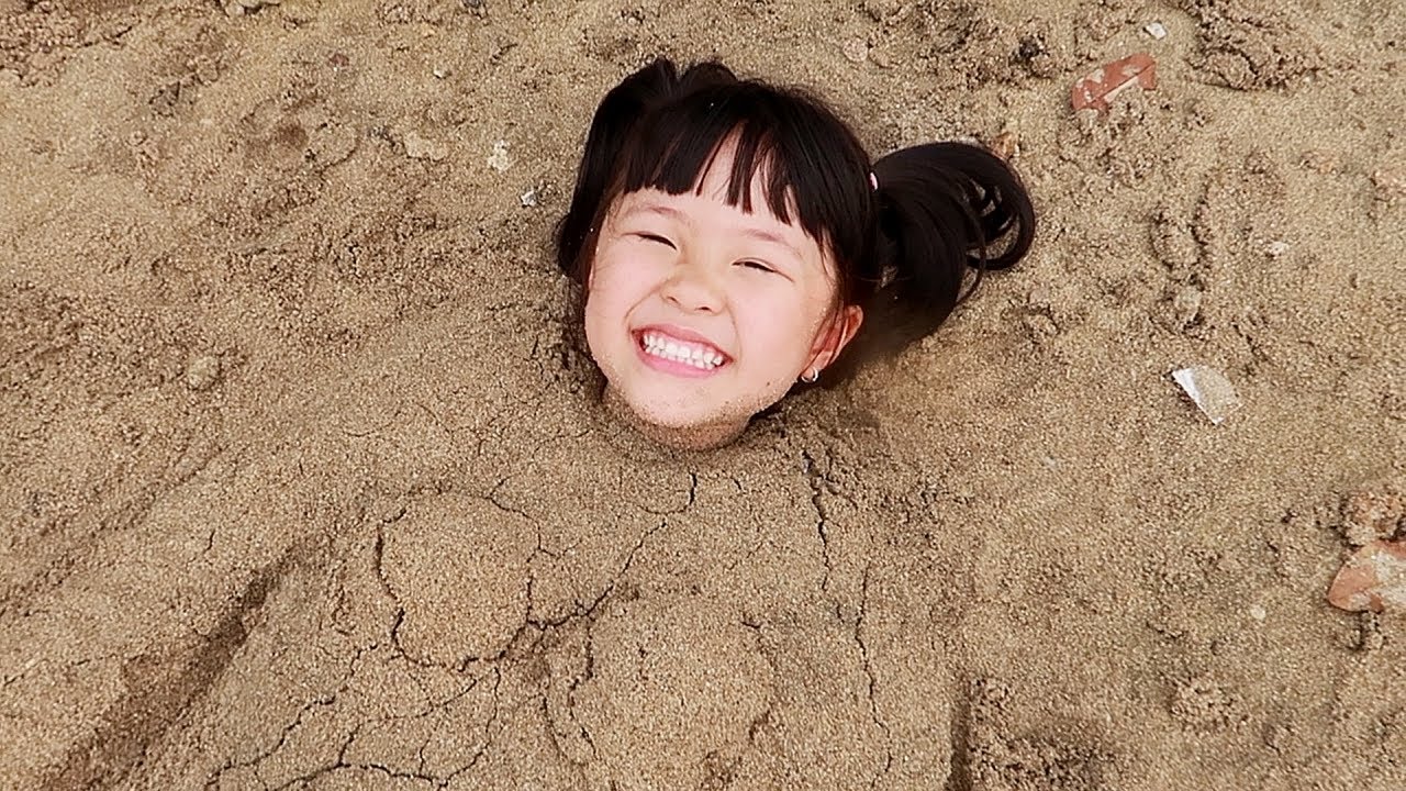 Harper Dikubur Pasir Satu Badan Penuh di Pantai