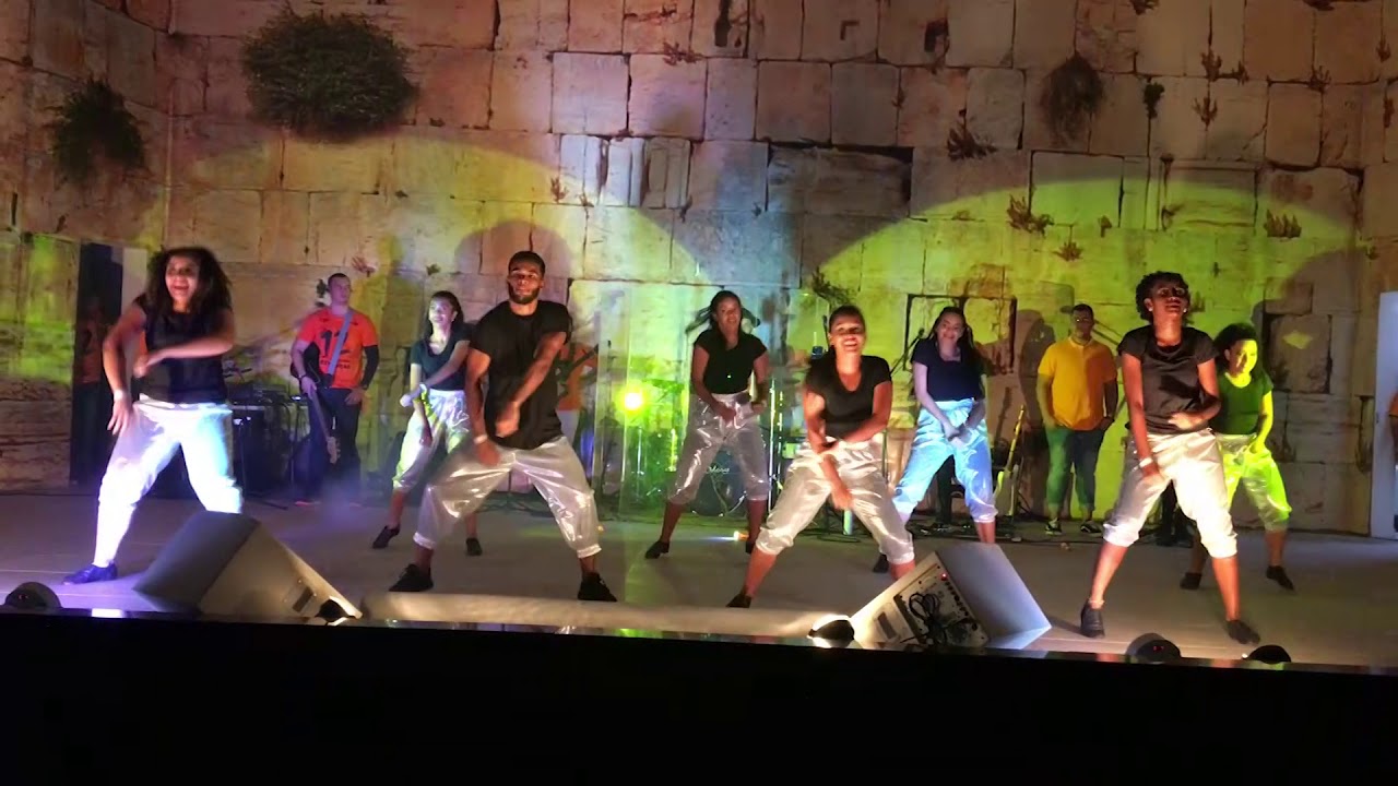 Ministerio de Dança Restituição Coreografia - No Meio Dos Louvores