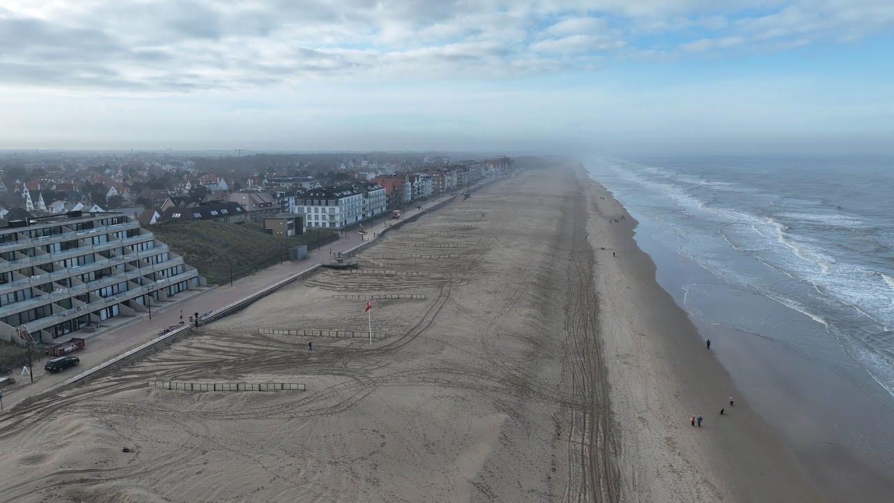 Strand en duinen in De Haan aan zee (herfstsfeer)