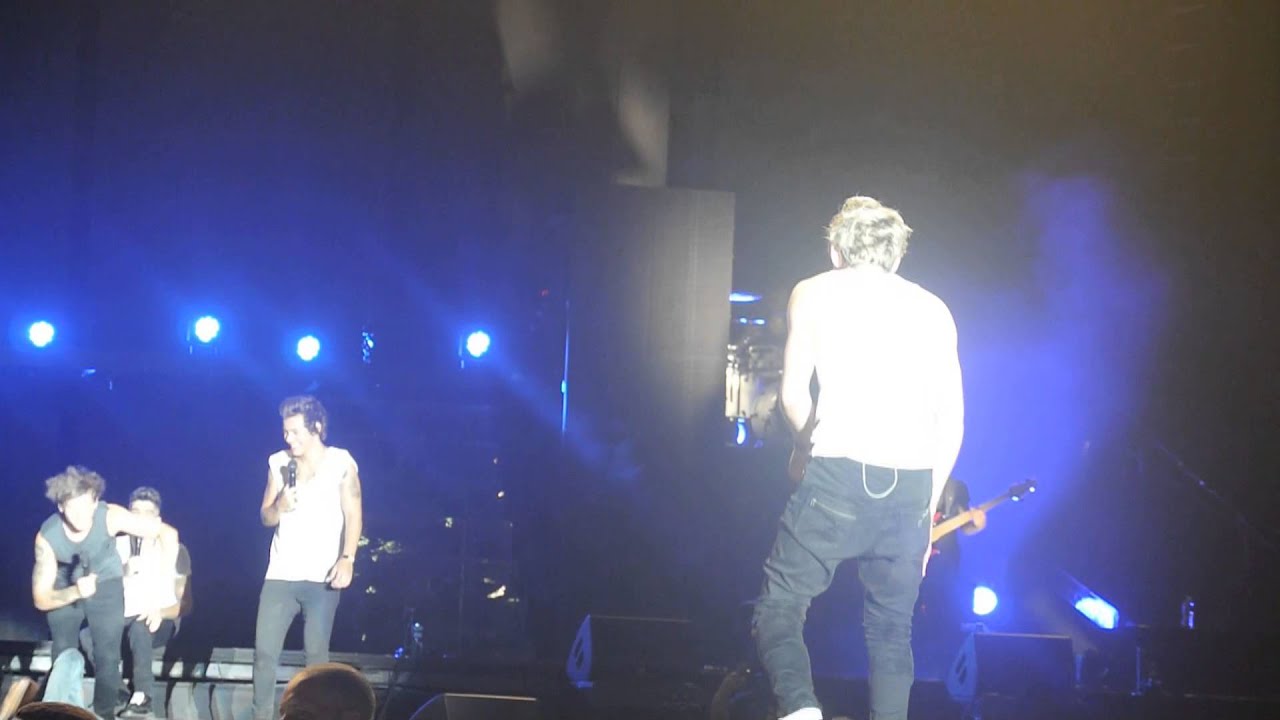 Niall Rolls Down The Stage 7/5/13 Hershey, PA