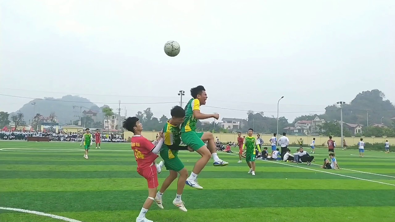 Đội bóng trường THPT Quốc Oai giành cúp vàng giải bóng đá ngày hội 