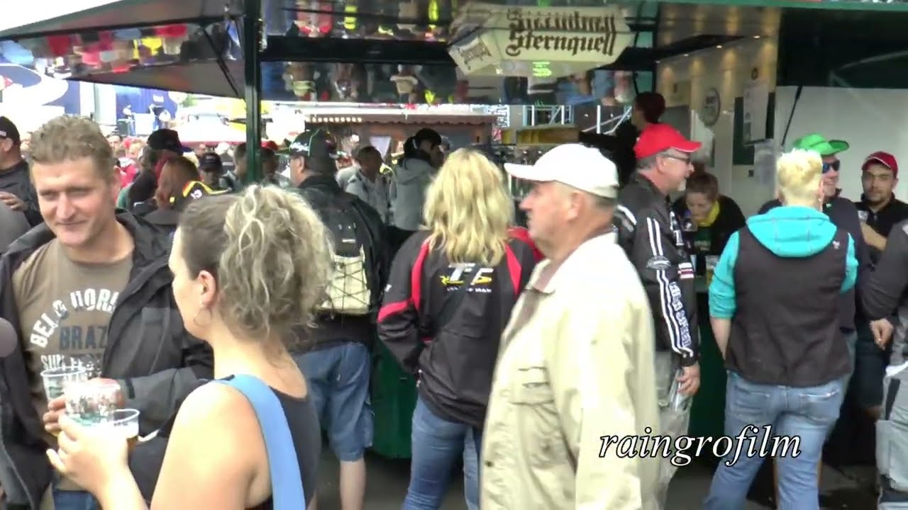 Sachsenring MotoGP 2014 Anmarsch der vielen Fans am Samstag