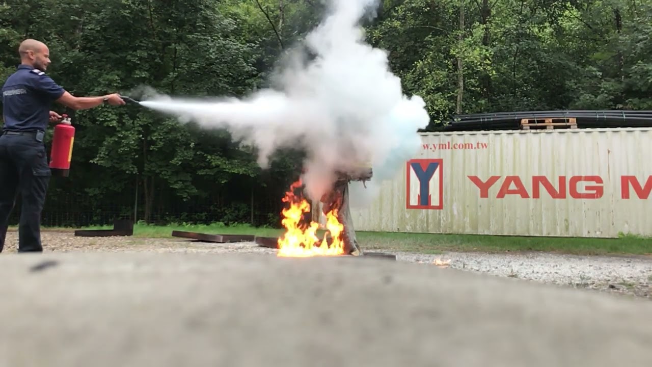 Personenbrand mit Pulverlöscher löschen
