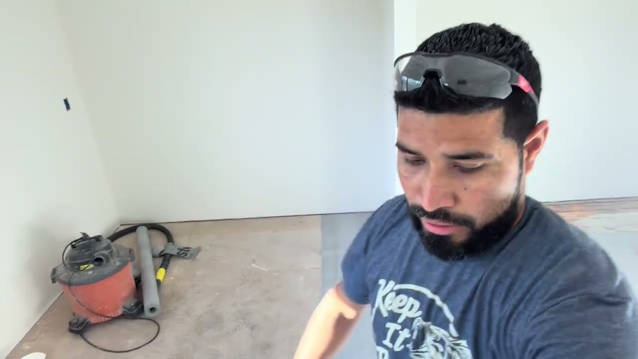 Preparando para piso de cuarto grande 