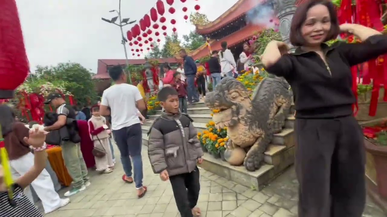 Thăm quan chùa mèo  lang Chánh