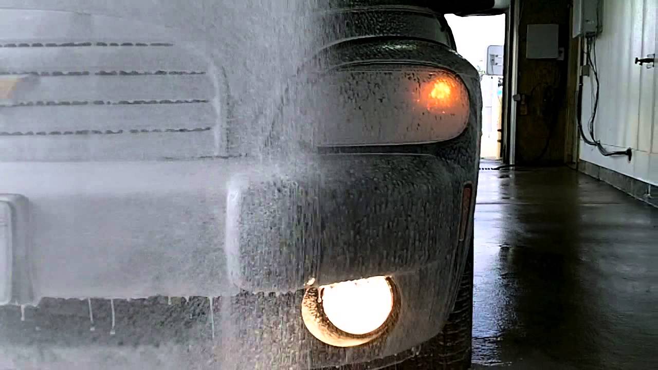 Myjnia LaserWash z bliska. Aplikacja środka chemicznego.