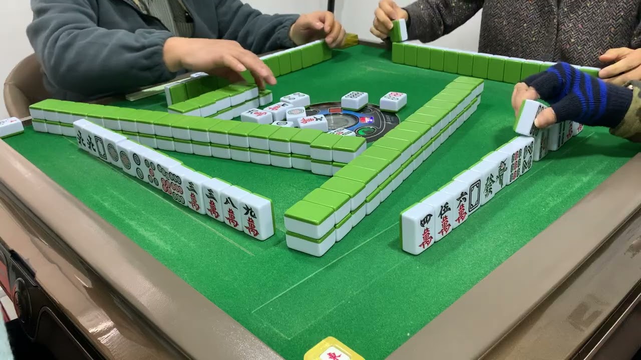 Mahjong251. 廣東牌10番512有花🀄️三娘教子局四回之一：三位攻勢猛烈，又話自摸九番又話打出10番，睇嚟Con仔要加把勁。 Carol Calvin叔 蘭姨