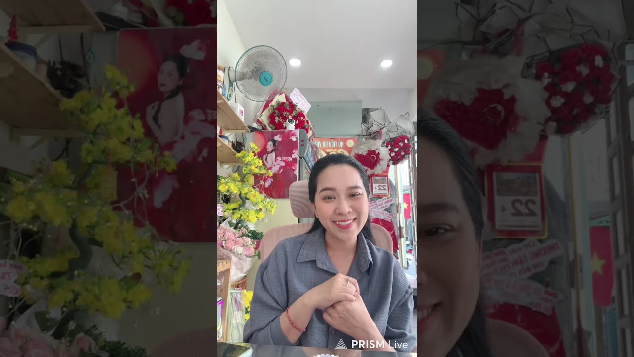 Hồng Phượng livestream giao lưu khán giả