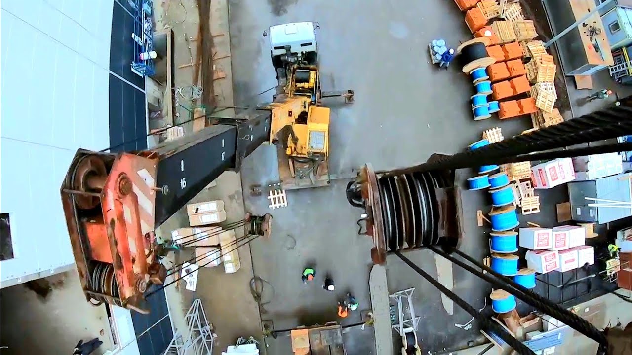 Работа на кране - выгрузка эскалаторов двумя кранами. The work of the crane operator