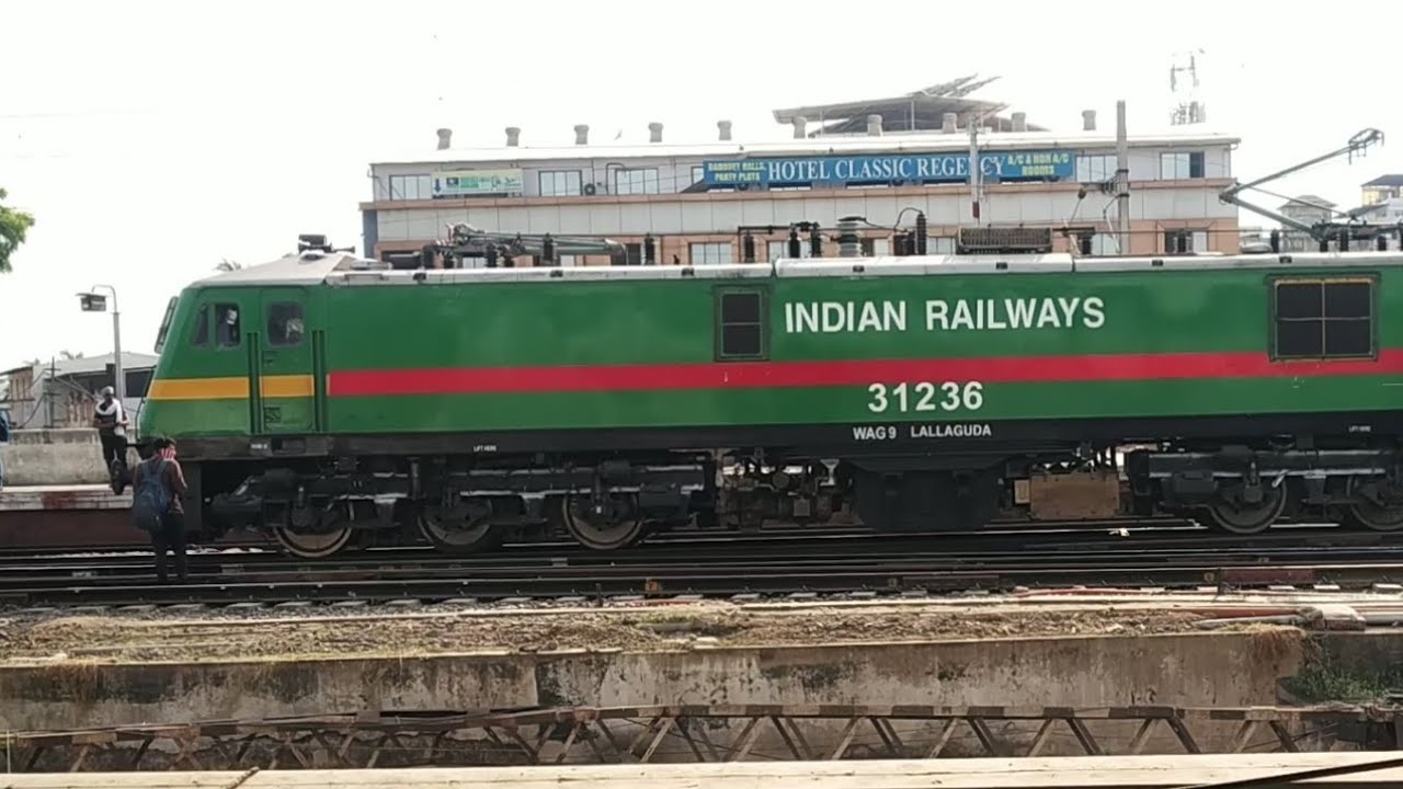 05053 Gorakhpur - Bandra Terminus Special Fare With Lallaguda [LGD] WAG 9