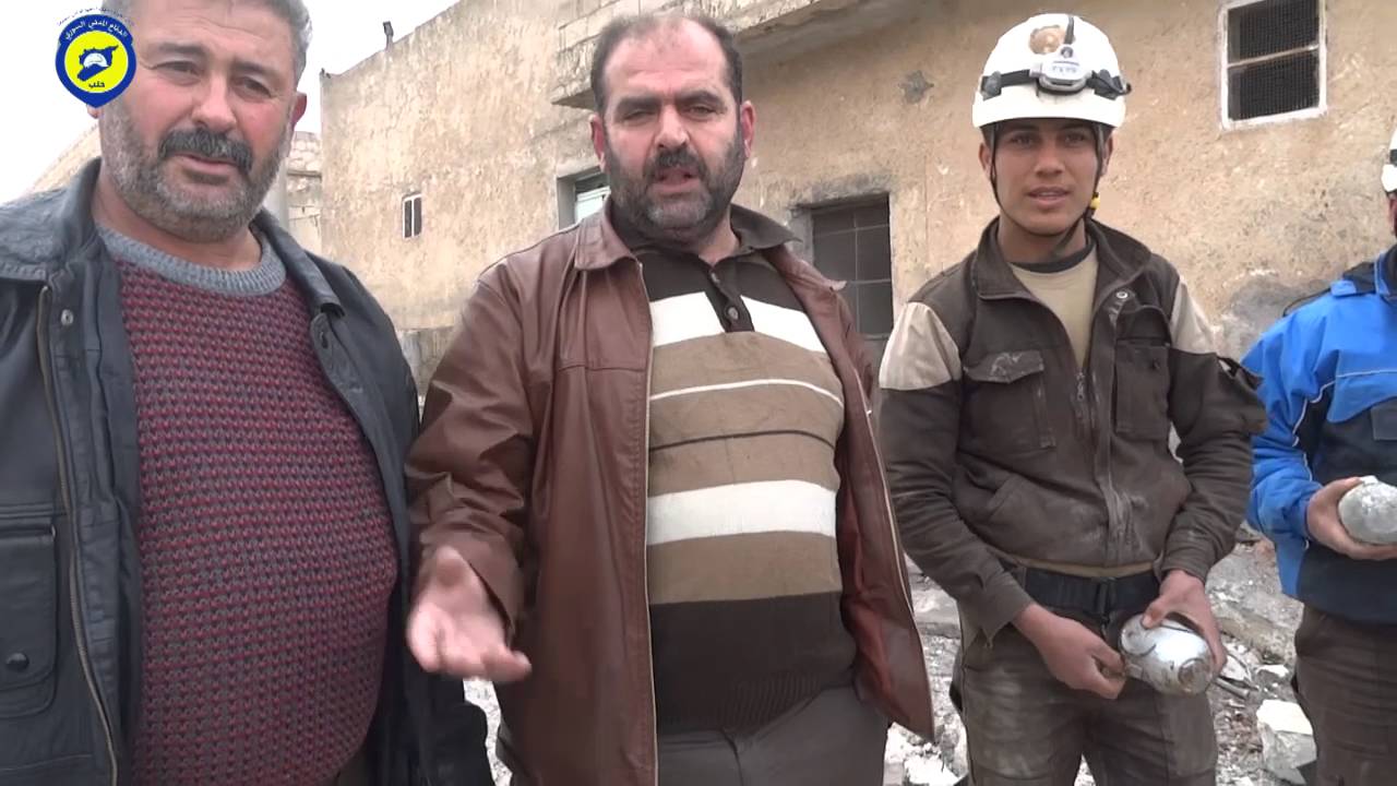 الدفاع المدني في حيان يقوم بإزالة القنابل العنقودية بسبب القصف على البيوت المدنية .