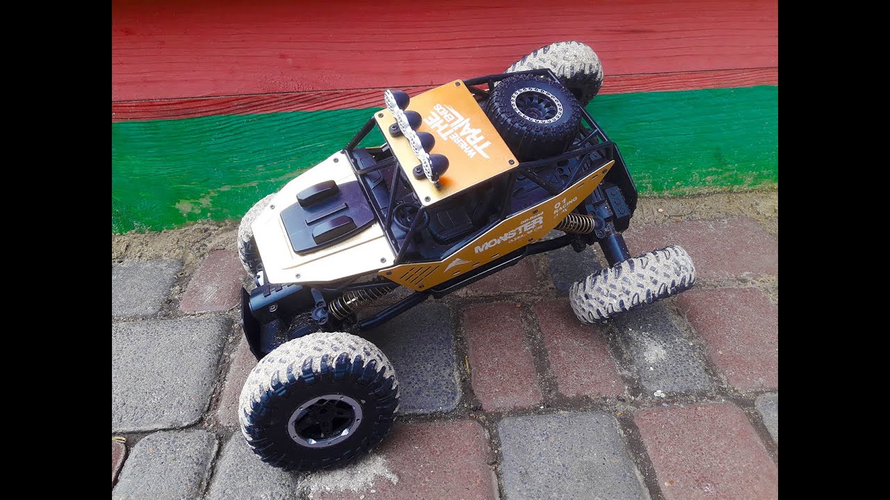 RC OFF-ROAD METAL CRAWLER IN THE PARK