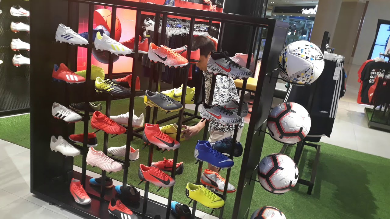 Cari Sepatu Bola Nike Mercurial warna kuning di fisik football GI