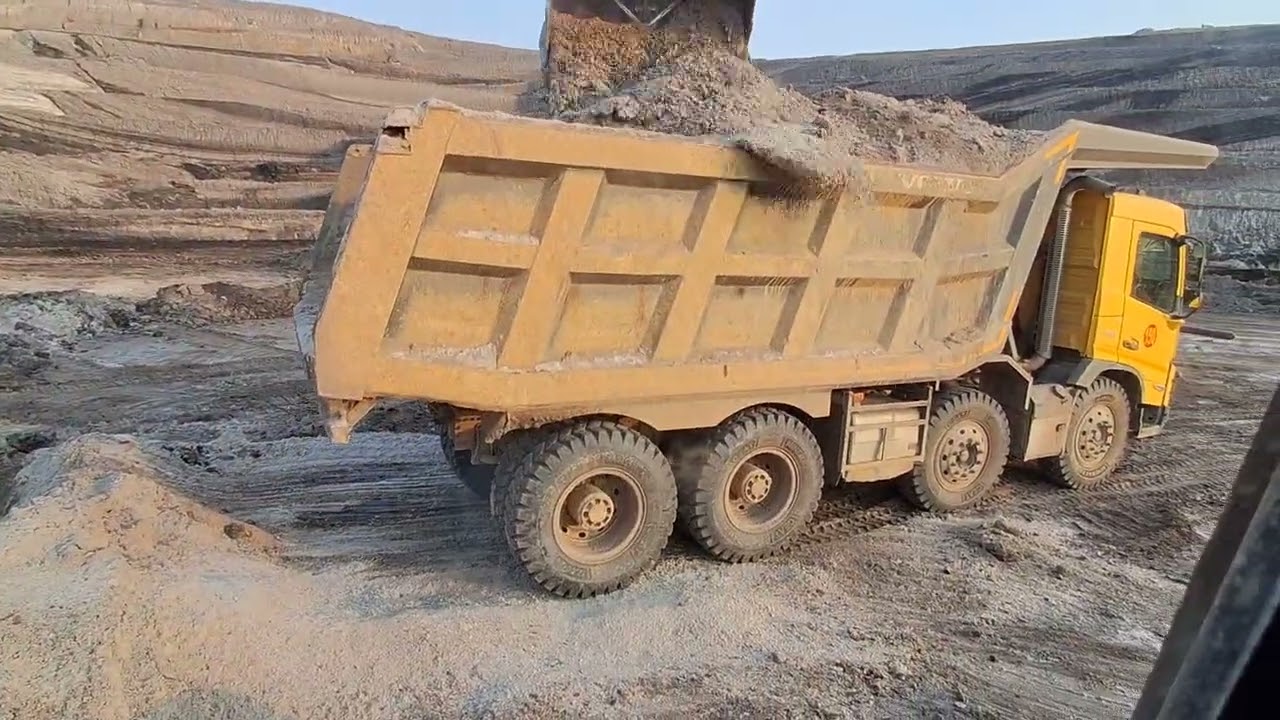 Excavator machine white send loading एक्सकैवेटर मशीन से सफेद रेती लोडिंग 