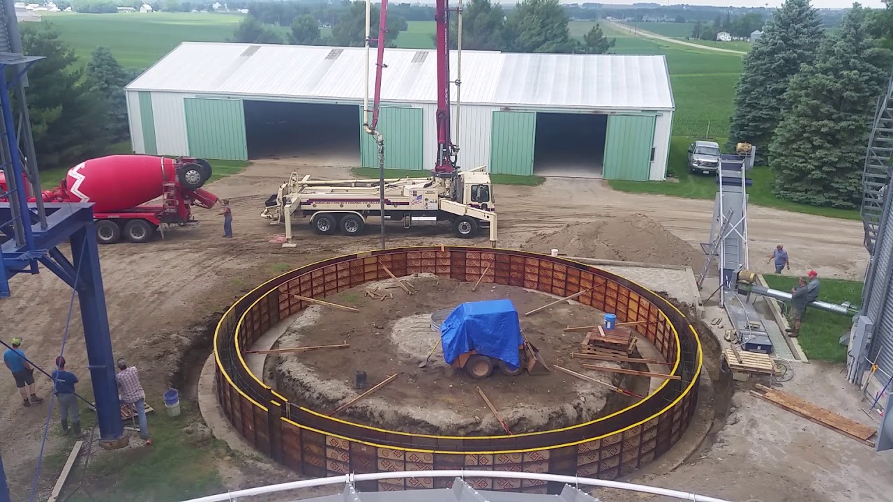 Pouring concrete with a pump (timelapse)