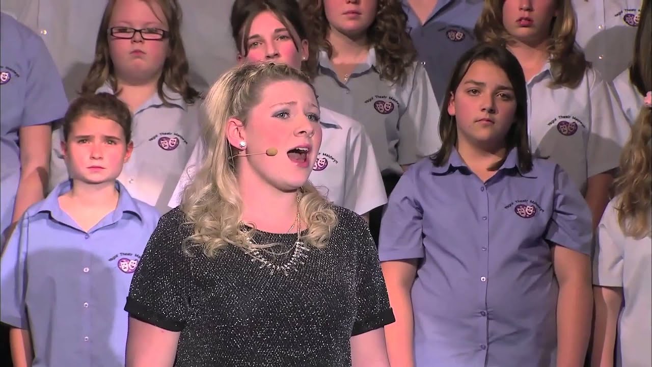 Angharad Lewis a Côr Ysgol Theatr Maldwyn - Yn Cau Amdanaf i
