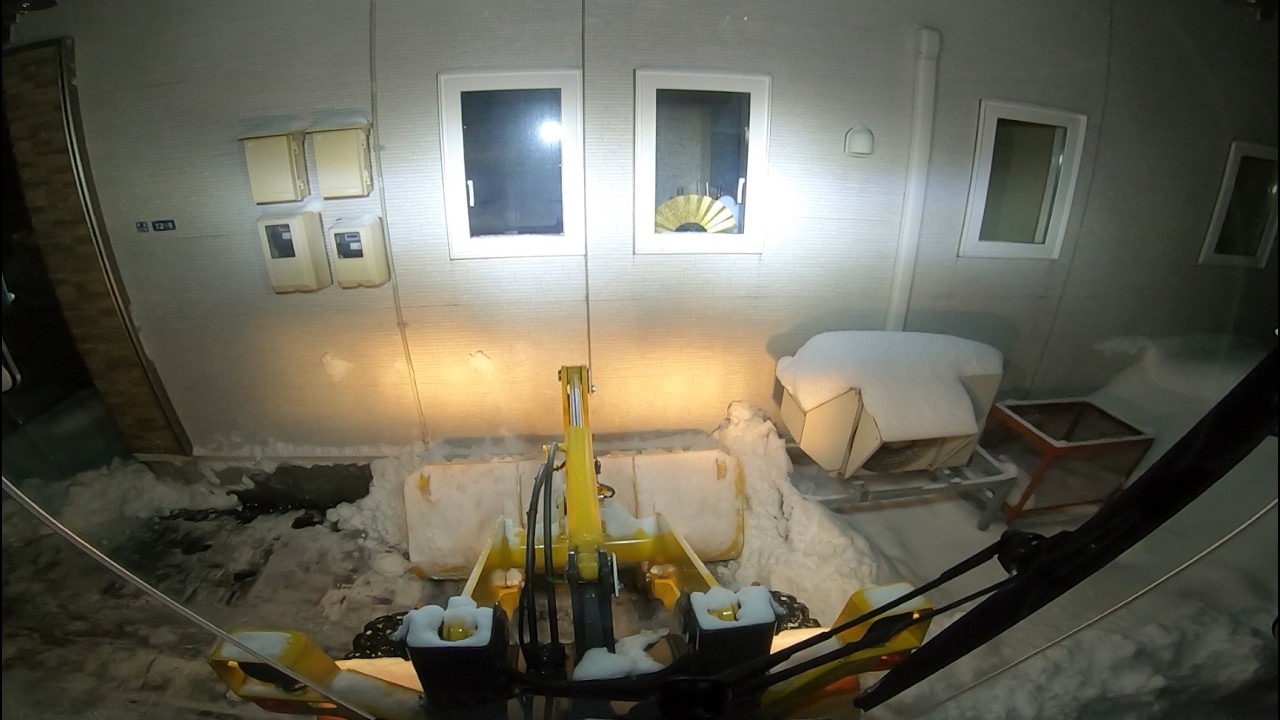 壁際に積んだ雪をよっこするテクニックを見せつけるいつものエステ2 除雪車の車窓から 196