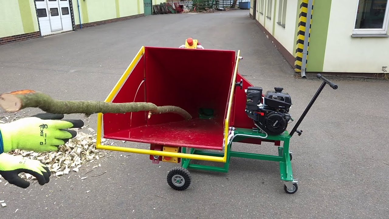 Štěpkovač PIRANA 14HP se spalovacím motorem Bystroň (Wood chipper Pirana 14HP)