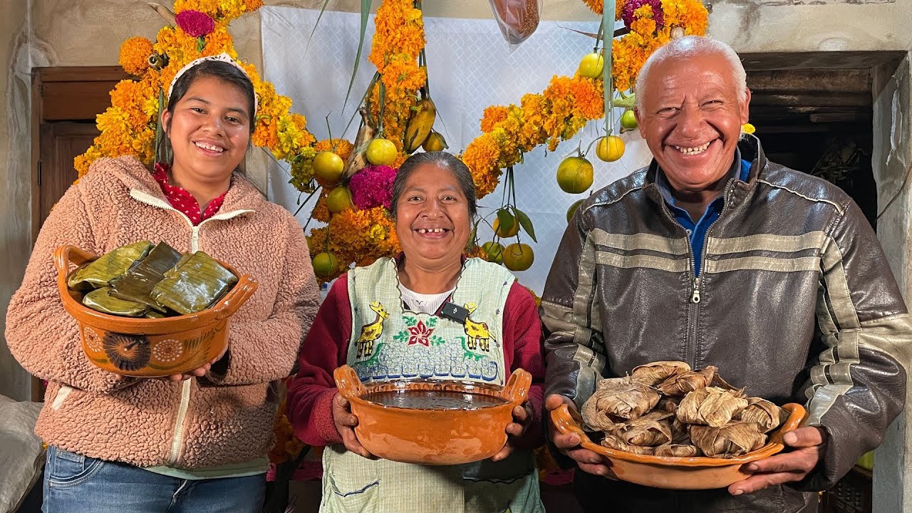 Mientras preparo los tamales de carne, mis suegros adornan el altar