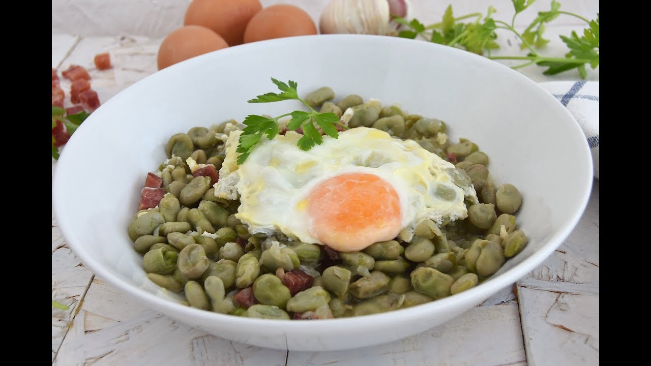 Habitas tiernas con jamón y huevo