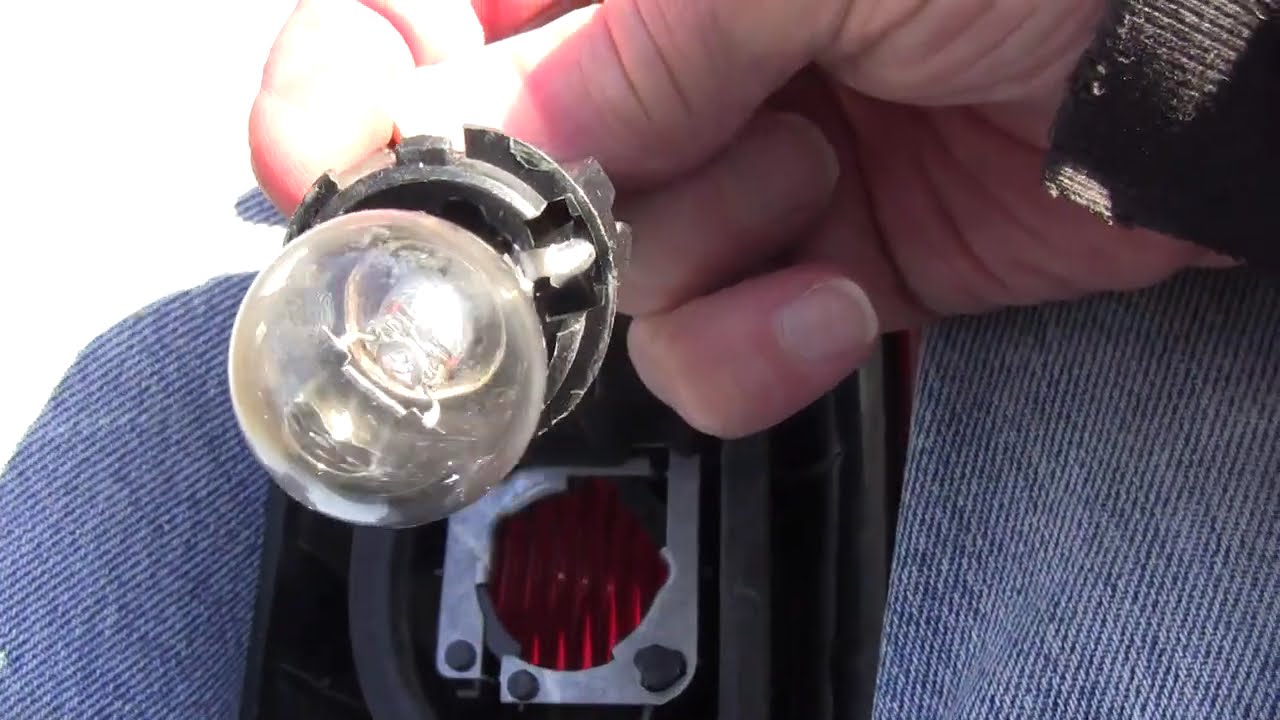 02 V70 rear brake light bulb/socket alignment configuration