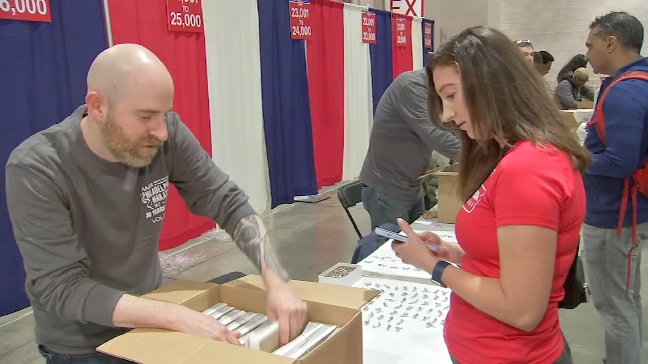 Runners getting ready for 2023 Philadelphia Marathon
