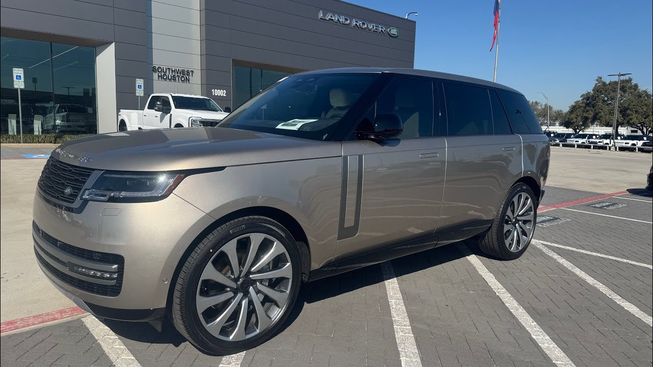 Новый Range Rover P400 SE L 7-местный 2026 года выпуска в цвете «Батуми Голд»