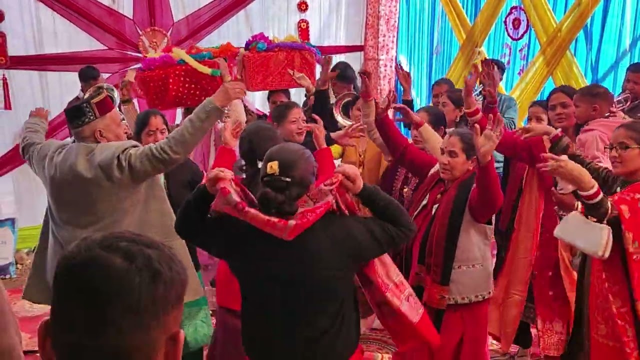 (बैंड बाजे की धुन ) तेरे बाराती आए सरला पर नाचते सभी देहरे वाले💃💃💃🕺🕺🕺