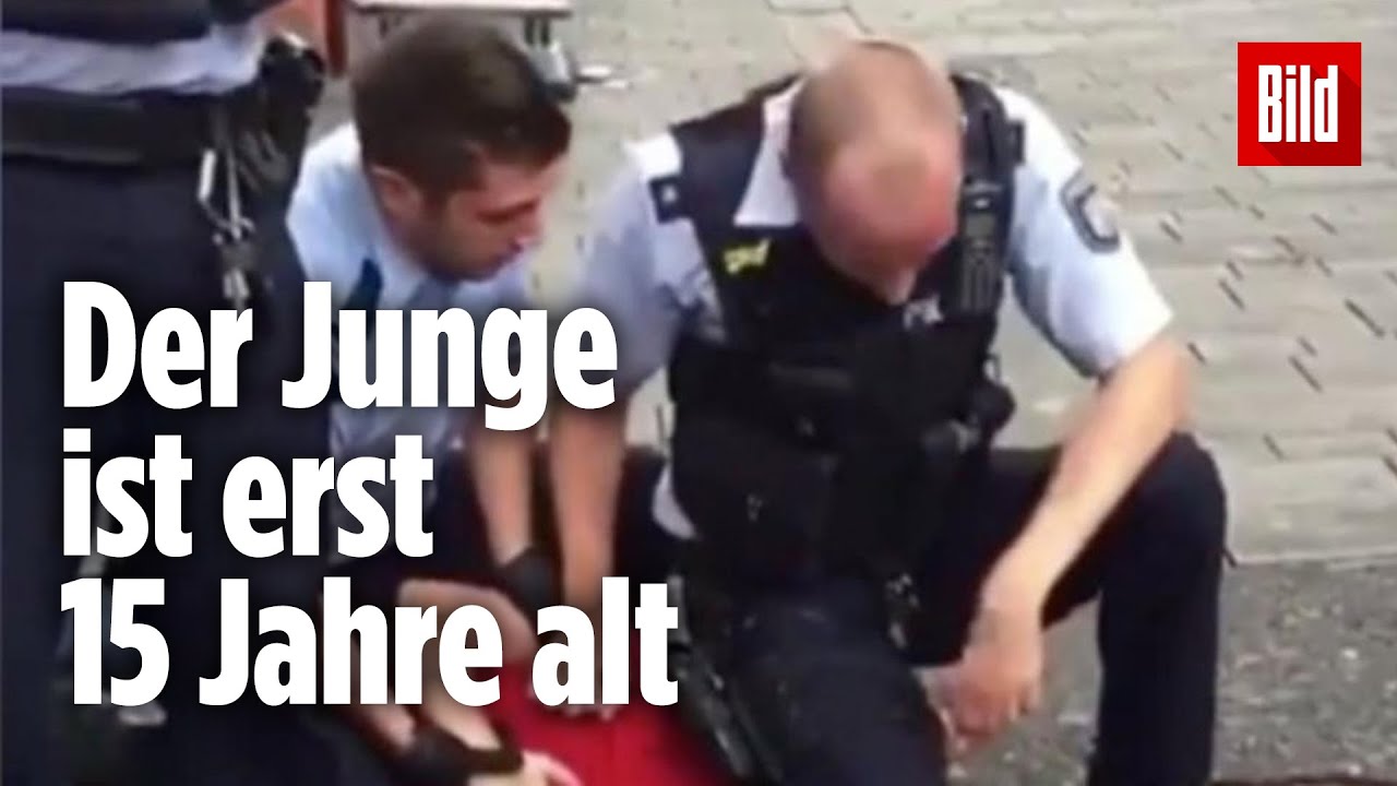 Mitten in Düsseldorf | Deutscher Polizist kniet auf Hals von einem Teenager