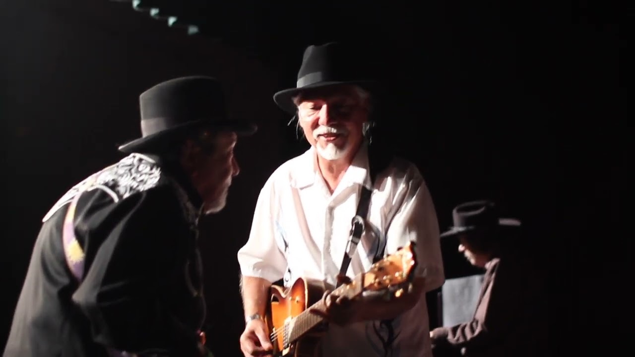 0008 - Louie and the Lovers CD Release Party - A Bailar El Bote